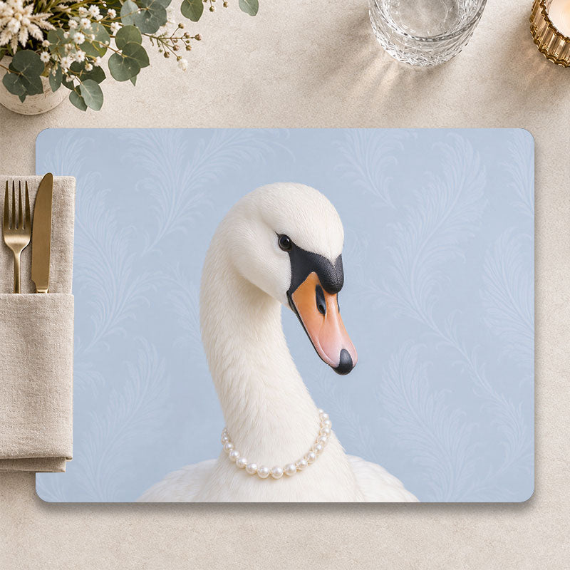 Zwaan placemat The Belle met veren patroon op een stijlvol gedekte tafel