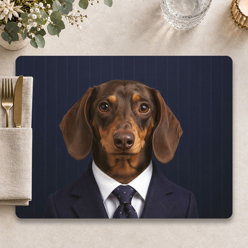 Teckel placemat The Gentleman op een stijlvol gedekte tafel
