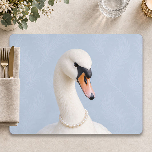 Zwaan placemat The Belle met veren patroon op een stijlvol gedekte tafel