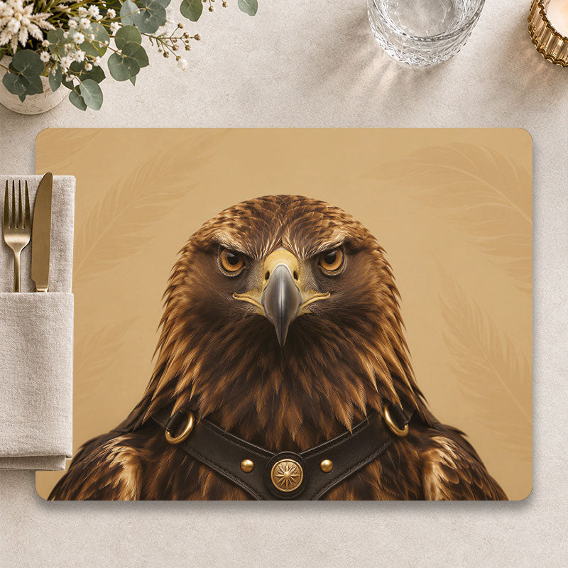 Gouden adelaar placemat The Rebel op een karaktervolle tafel