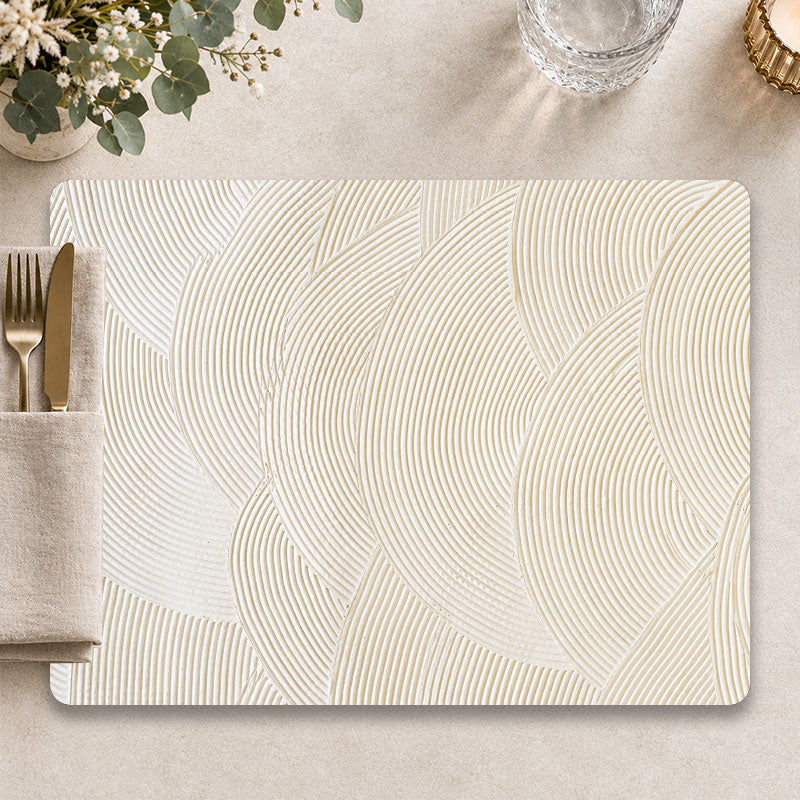 Japandi gestreken beige placemat voor een luxe tafelpresentatie - Kookio